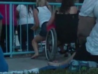 Lesbický tanec na klíně na invalidním vozíku