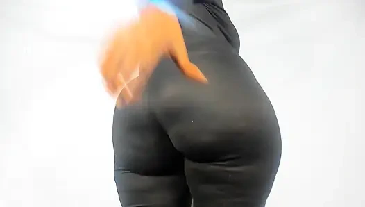 Час большой задницы чернокожей госпожи в стеклянной форме...
