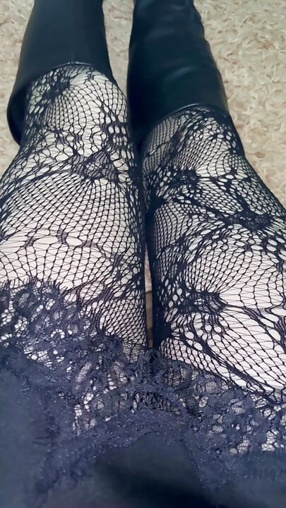Mă joc cu picioarele mele în ciorapi sexy și cizme