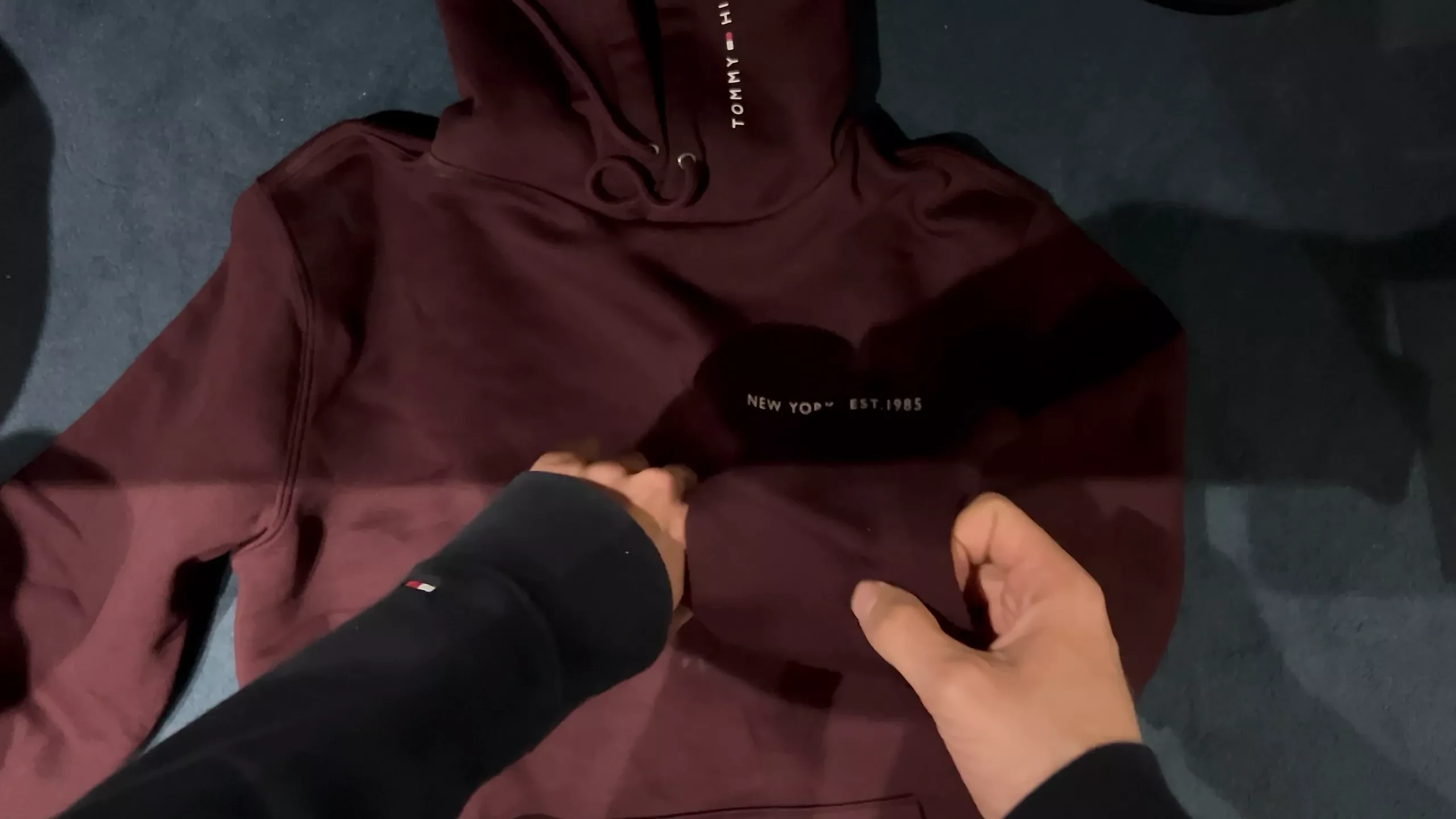 Ejaculează pe o nouă glugă cu Tommy Hilfiger