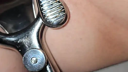 Tante lagi ngusap memeknya dan masukin spekulum untuk dilihat dari dalam