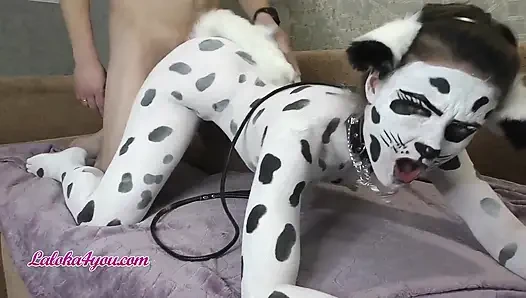 Gadis cantik dengan kostum dalmatian lagi asik ngentot kontol besar cavalier