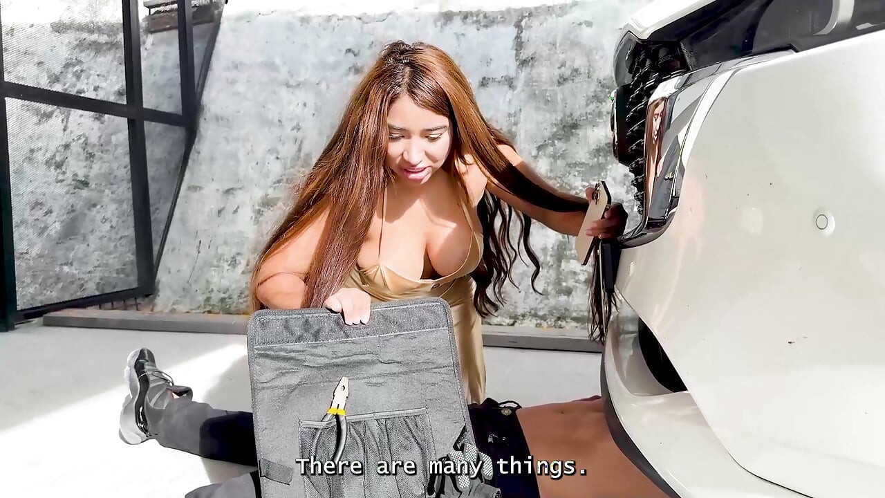 Mexicaanse milf-klant neukt de vertrouwde monteur van haar man op de parkeerplaats buiten haar huis, de buren kunnen me zien!