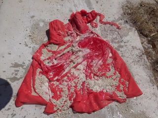 Kruszenie gleby na czerwonej 4 sukience