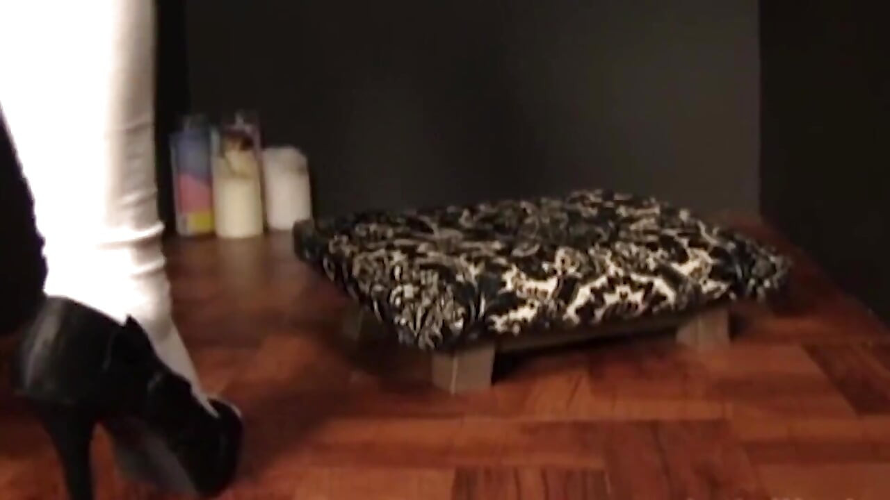 Une brune avale chaque goutte de sperme au gloryhole