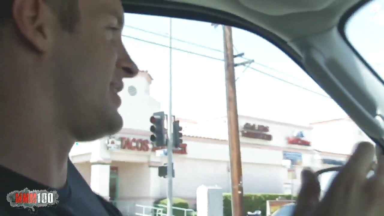 Guapo nena de ojos azules en intensa acción sexual