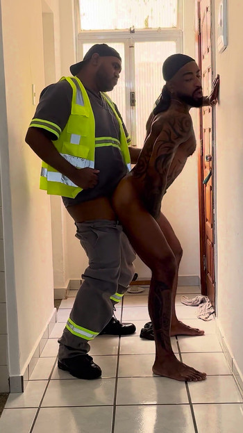 기술자가 인터콤을 해결하러 왔습니다... 퇴근 후 나와 섹스하게 됐어