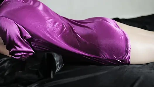 Geiles hijab-mädchen im Satinkleid bekommt dicke arschmassage - geölter hintern neckt