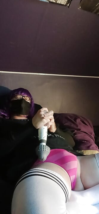 vibrator-masturbation und durch höschen mit Raven LeTrap kommen