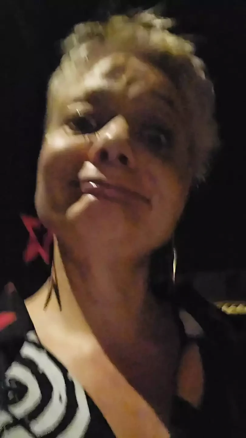 当我从派对回家时，我正在寻找一根鸡巴放空，我遇到一个我在公共场合吮吸的陌生人