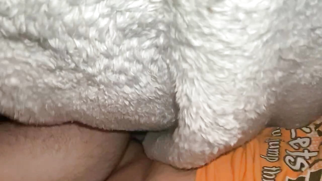 Acabando en su apretado coño