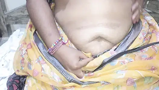 Bhabhi zeigt ihrem freund ihren körper