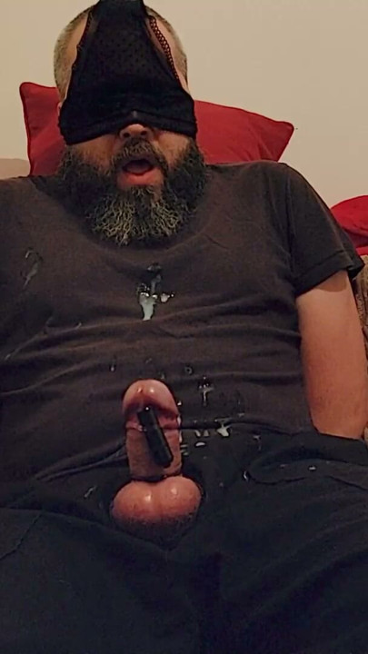 Tata vezan sa vibratorom na kurcu - pugsofcumguy | Klip 1