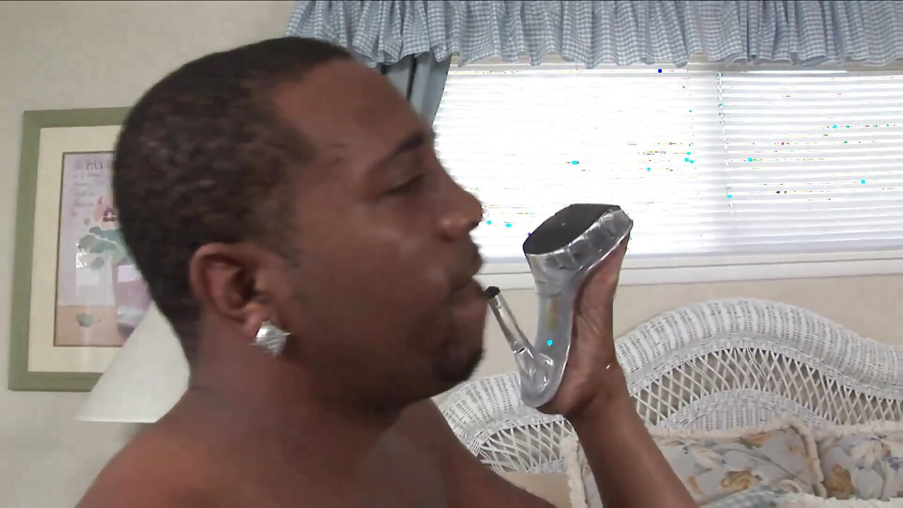 Bite noire énorme pour une MILF noire avide de bite ...