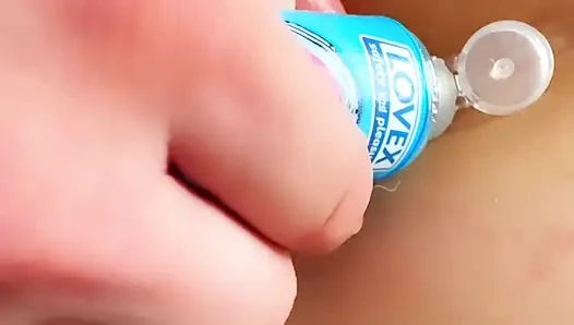 Teman perempuanku baru pertama kali ngewe anal sama aku sebagai hadiah karena dia udah ngasih blowjob yang enak banget buat suaminya!