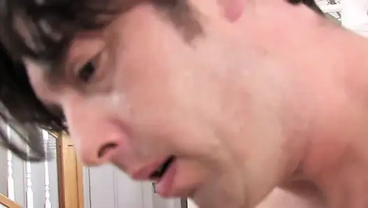 Cewek imut rambut cokelat disemprot di toket kecilnya