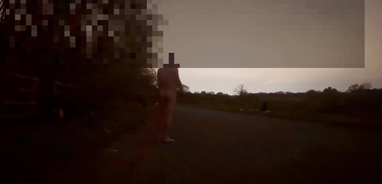 젖탱이를 보여주는 벌거벗은 십대