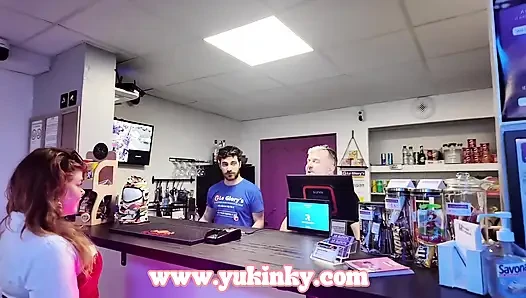 Duvar deliği, büyük ağzını dölle dolduruyor