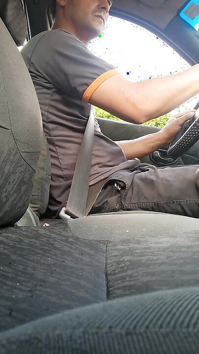 Смачно мастурбує на вулиці