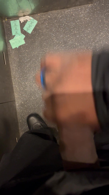 公共のエレベーターでのちょっとした遊び