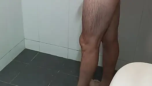 Sikimi, taşaklarımı ve götümü tıraş ettikten sonra kısa duş
