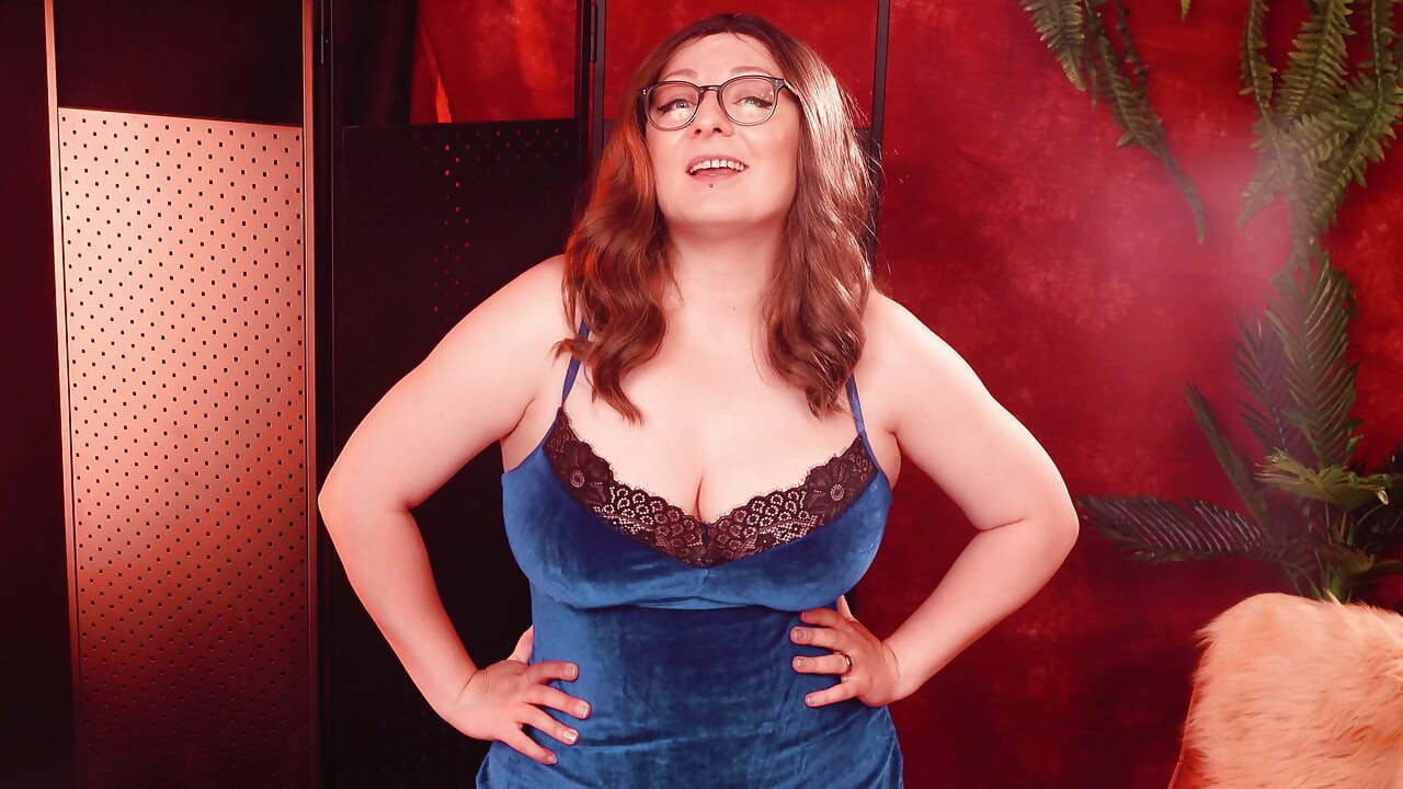 A hot, curvy woman tries on different lingerie - check it out! Try-on haul video