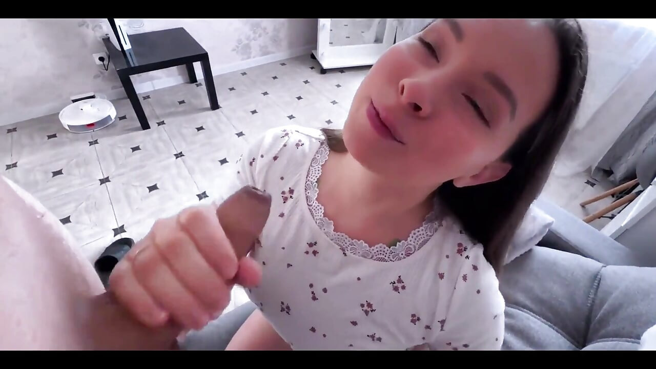 Sora vitregă sedusă pentru un futai dur în timp ce nimeni nu este acasă