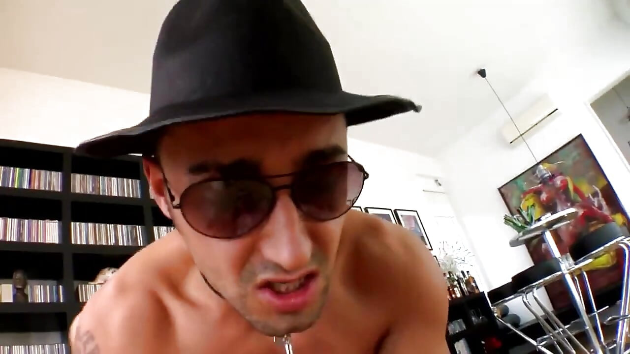 Une jeune blonde gère deux bites bien dures dans un trio torride