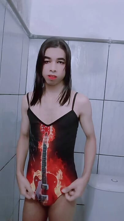她穿着泳衣和内裤的Carlazinha被插菊花