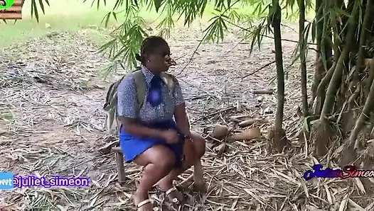 Julietsimeon, das Mädchen, wurde von einem Landwirt im Busch gefickt.