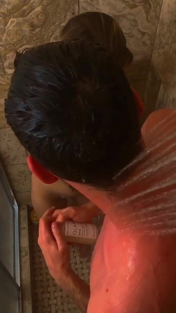 Detik meleleh dari "seks yang menakjubkan selepas basah di bilik mandi"