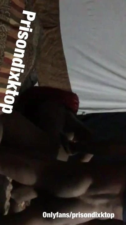 Seronok dengan kote hitam besar shemale seksi