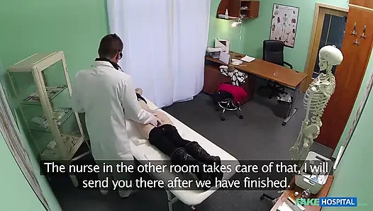 Доктор осматривает киску хорошенькой пациентки и определяет кримпай