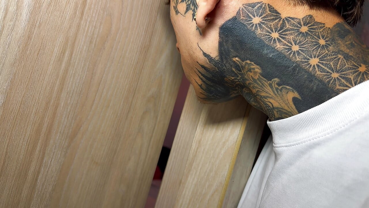 내 이웃이 내 옷을 갈아입는 동안 들어왔어... 그리고 결국 나를 격렬하게 따먹어!