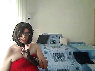 Milf trans lady en vestido rojo y tacones rojos habla con voz sexy y se toca