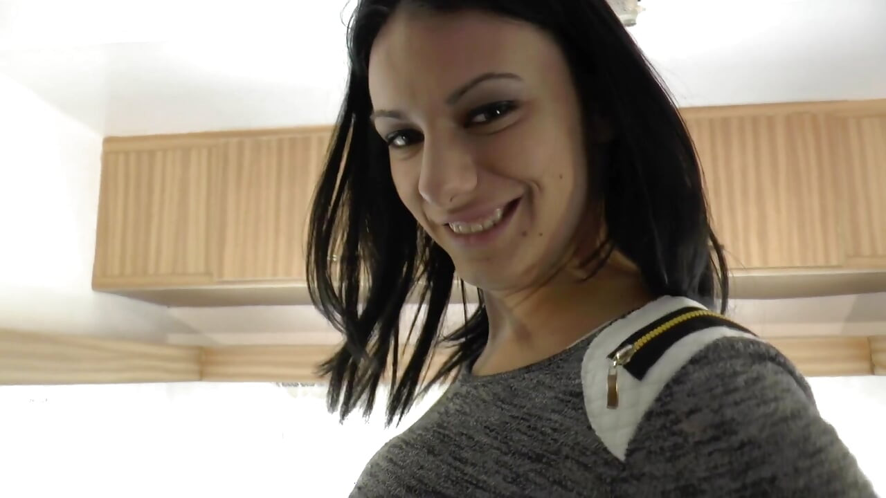 Morena rabuda esmagada em sua buceta molhada