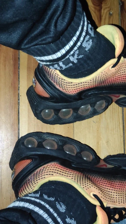 Dirtyjunkbro Doesn't Want to Go to the Toilet. Better on the Sports Shoes.