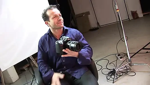 İki azgın adam bir fotoğrafçının stüdyosunda iki muhteşem kızla sikişiyor