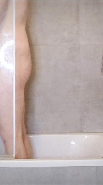 German amateur BBW MILF xMaskedMomWifex is surprised while showering | Clip 1