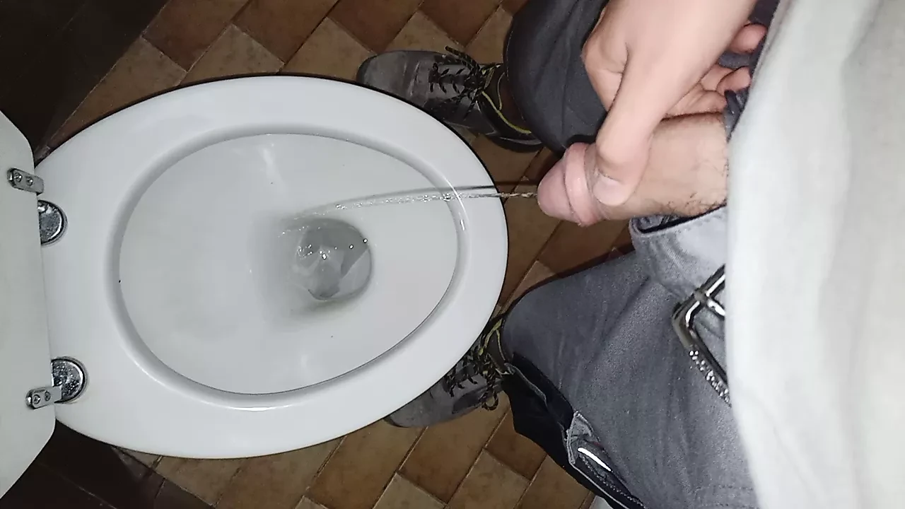 Piški u javnom toaletu i svrši na žitu