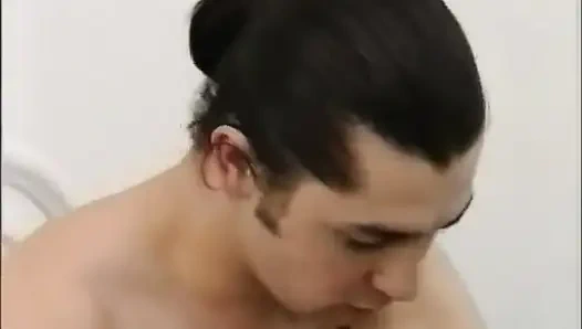 Brünettes brünette teen bekommt ihre haarige schwanz bis zum abspritzen geknallt