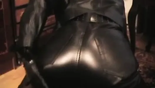 Leather Domina - Facesitting in Leather pants
