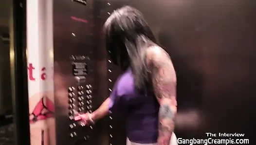 Ashton macht sich mit interview bereit für Vegas-gangbang