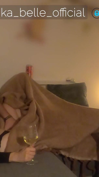 Moment must-share din "Cuplul îndrăgostit are preludiu frumos în timp ce urmărește porno pe canapea pt. 2 + (vorbe murdare)"