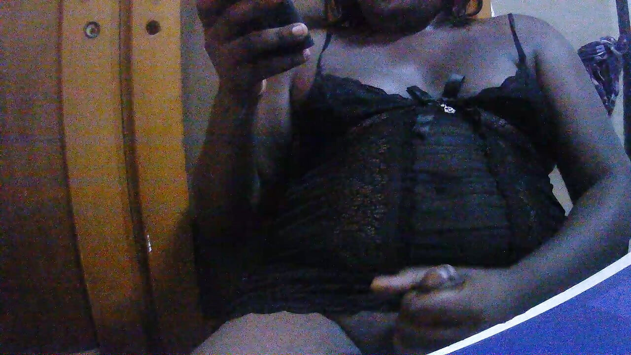 Bakire travesti götünü gösteriyor ve boşalana kadar mastürbasyon yapıyor