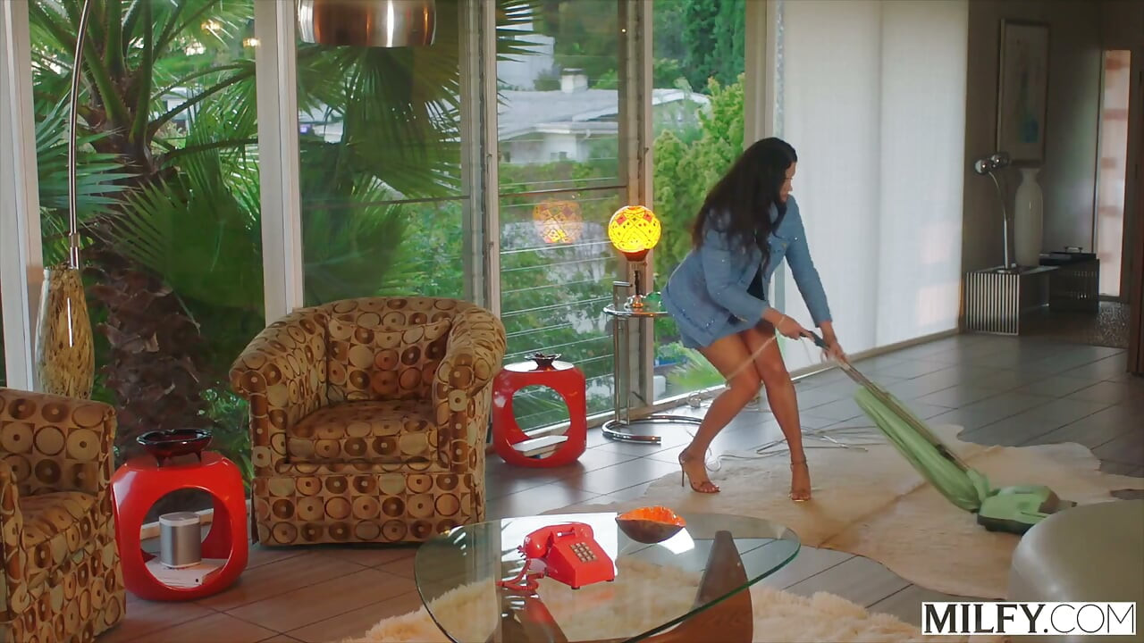 Agent imobiliar milfy penny, înfometat de pulă, nu poate rezista pulei sale dure