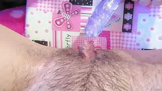 Klitoris besar muncrat di dildo