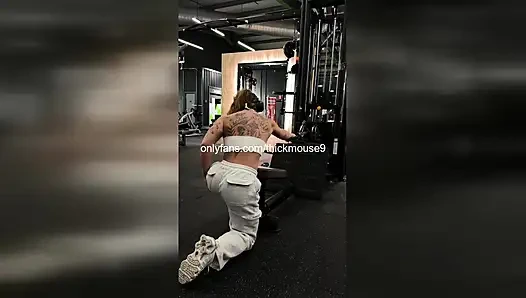 TIKTOK-UNFALL, 18-JÄHRIGE LECKT SAHNIGE MUSCHI WÄHREND DES LIVESTREAMS