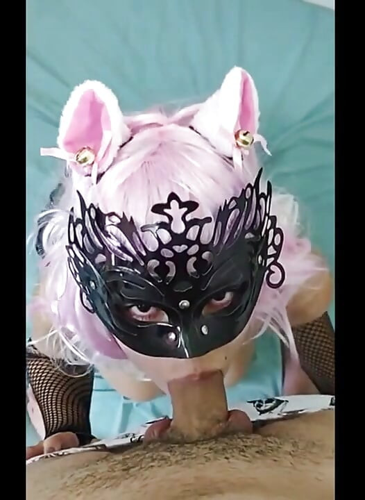 בחורה עם שיער ורוד תמצצי לי את הזין
