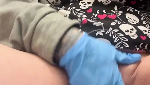 Suster nakal muncrat di kamar mandi umum